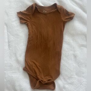 Kyte Baby Rust Short Sleeve Bodysuit - Soft Bamboo